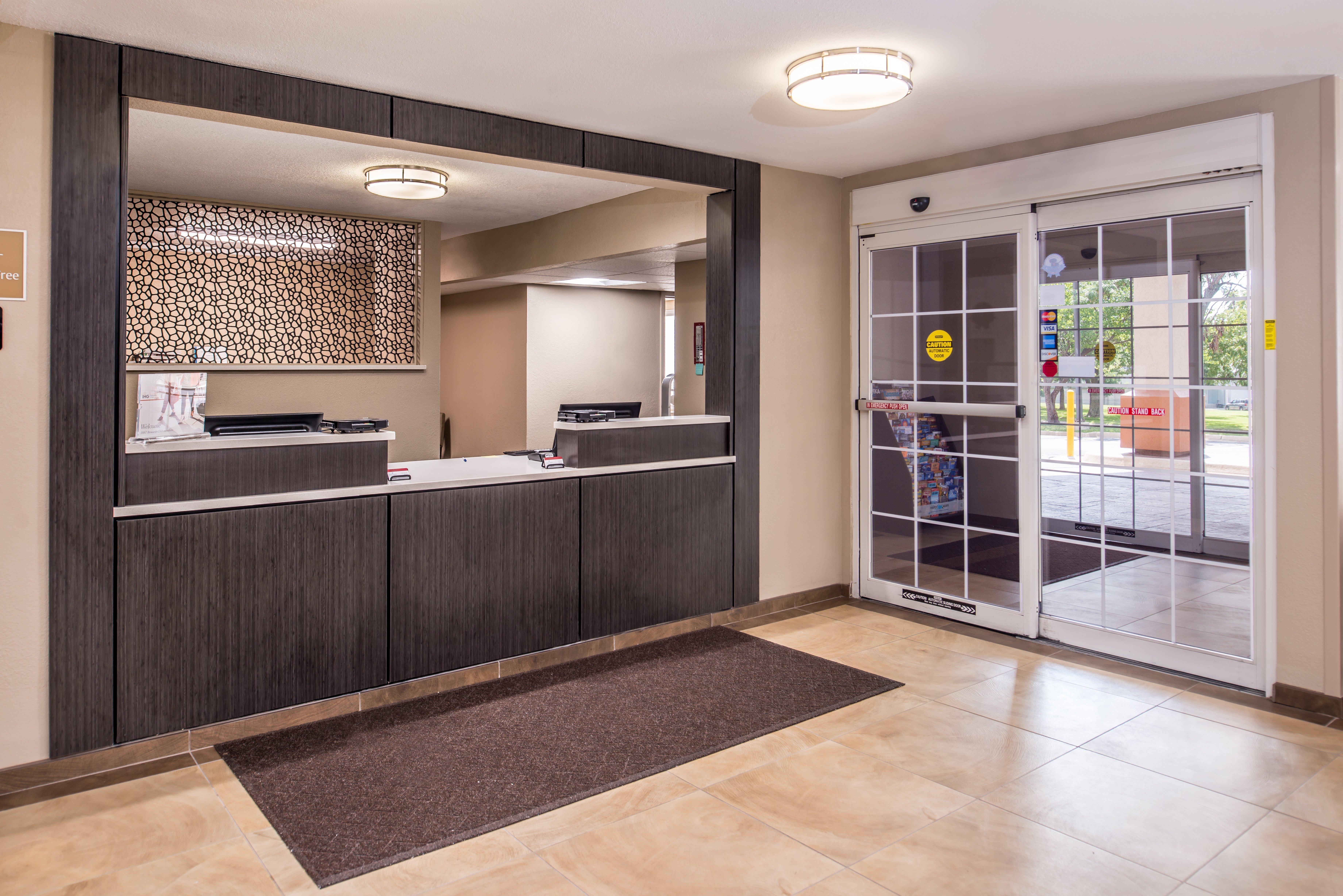 Candlewood Suites - Topeka West By Ihg Bagian luar foto