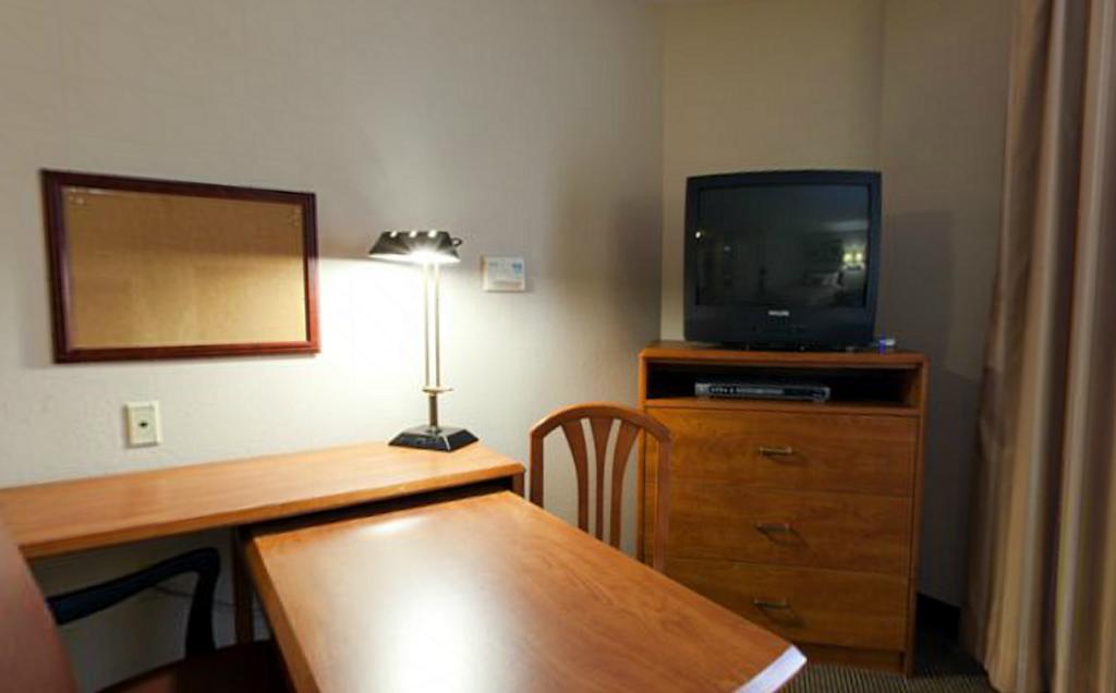 Candlewood Suites - Topeka West By Ihg Ruang foto